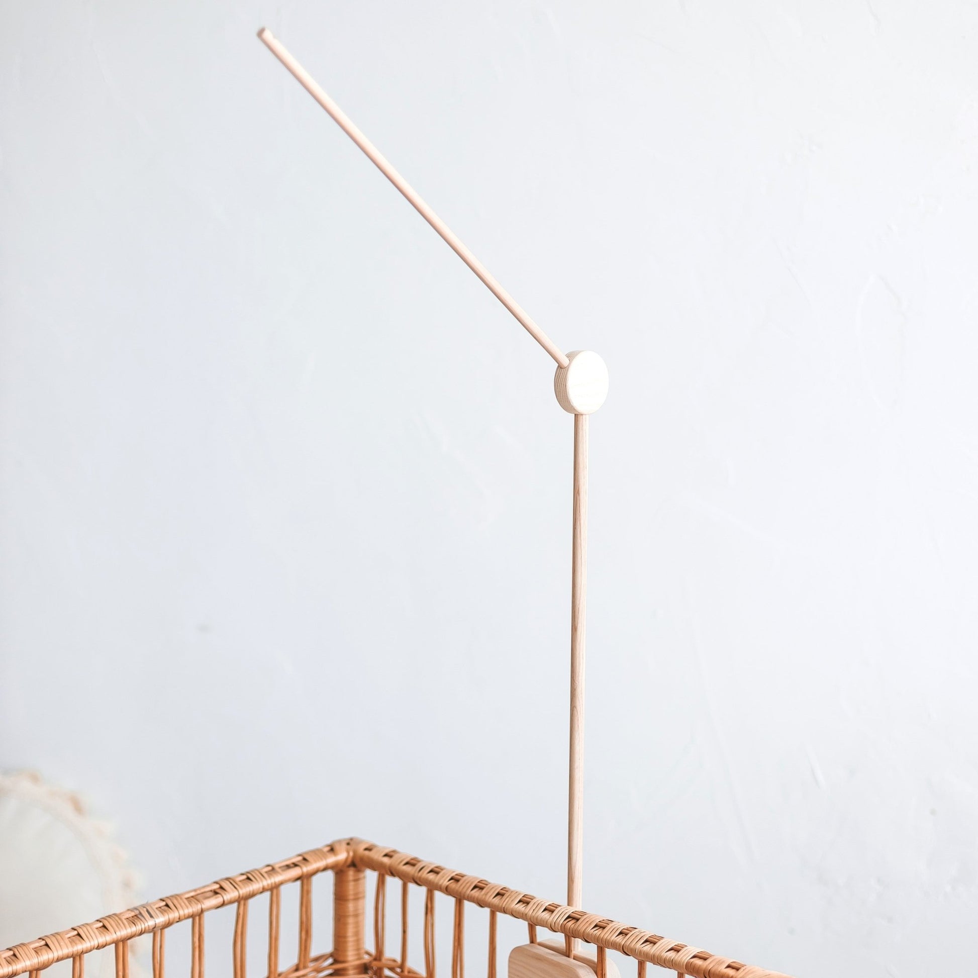 MINICAMP Wooden Baby Mobile Holder for Crib - Arm Only - Green Cheeks - Mobile