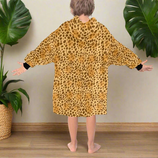 Leopard print fleece hooded blanket - Stay warm and trendy with this stylish and cozy fleece blanket featuring a striking leopard print pattern.