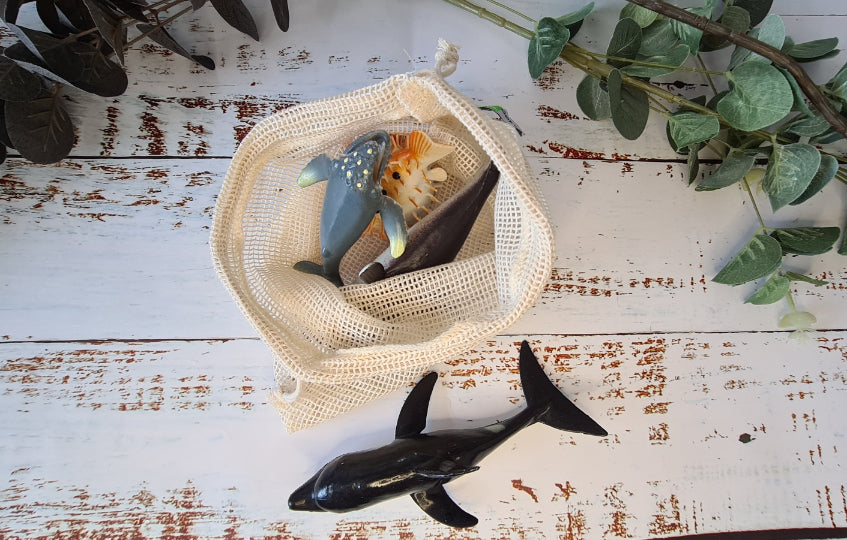 An eco conscious way to store bath toys in a cotton mesh bag